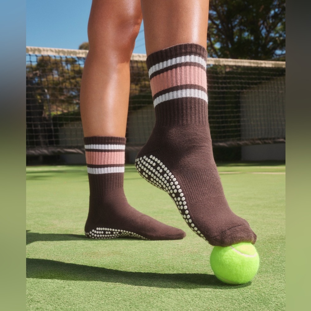 Move Active Grip Socks - Crew Heritage Brown (S) - NWT
Pilates / Barre